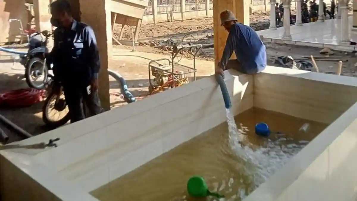 Perumda Tirta Pase Salurkan 446 Tangki Air Bersih Untuk Pengungsi Banjir